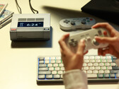 O AYANEO AM02 pode ser adquirido com o controlador 8BitDo e os acessórios de teclado Nuphy, na foto. (Fonte da imagem: AYANEO)