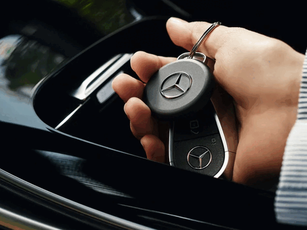 O Chipolo Loop, edição Mercedes-Benz, possui o logotipo da Mercedes no centro.
