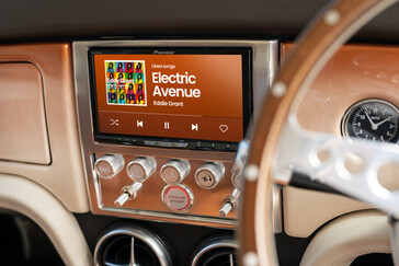O Mini eMastered apresenta um interior atualizado, completo com ar condicionado e um sistema de som surround de quatro alto-falantes da Pioneer com Android Auto e Apple CarPlay. (Fonte da imagem: David Brown Automotive)