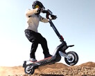 A scooter eletrônica todo-terreno Navee XT5 Pro oferece até 80 milhas de exploração off-road em inclinações de até 32%. (Fonte da imagem: Navee)