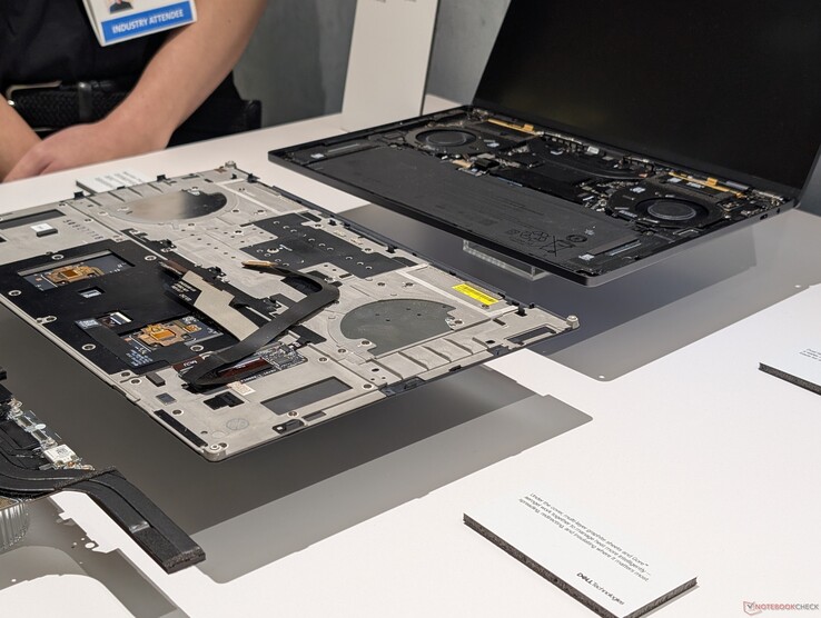 Tenha cuidado para não danificar o cabo de fita do teclado ao levantar a tampa C da tampa D