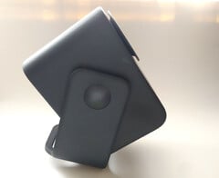 O TCL C1 vertical pode ser tombado, mas seu peso ajuda a evitar isso. (Fonte da imagem: Notebookcheck)