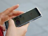 Uma mão segura um smartphone Android exibindo um aplicativo de mapas.