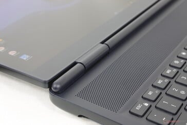 A tampa abre totalmente em 180 graus, o que é relativamente incomum em laptops para jogos. A tela oscila ligeiramente ao ajustar os ângulos