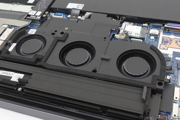 A solução de resfriamento consiste em três ventiladores (2x ~50 mm + 1x ~45 mm) e uma câmara de vapor