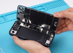 O Apple iPhone 16e torna relativamente fácil a substituição da bateria e da parte traseira. (Fonte da imagem: REWA Technology)