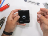 O teste de durabilidade do Razr Plus é iniciado. (Fonte: JerryRigEverything via YouTube)