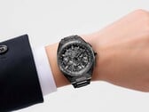 O Citizen Attesa CC4107-80H usado no pulso, exibindo sua caixa de titânio totalmente preta e a pulseira integrada.