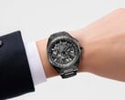 O Citizen Attesa CC4107-80H usado no pulso, exibindo sua caixa de titânio totalmente preta e a pulseira integrada.