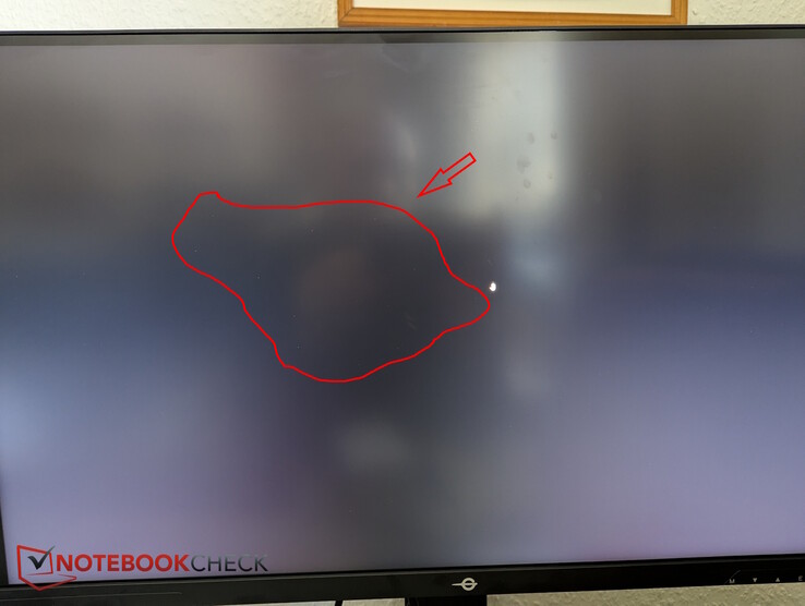 Pequenos pixels não pretos, mas sem sangramento visível da luz de fundo