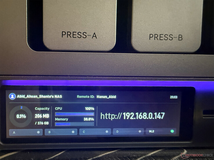 O visor integrado mostra o IP de acesso local depois de fazer uma conexão Ethernet com fio