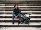 A Brompton Electric T Line vem com um design dobrável (Fonte da imagem: Brompton)
