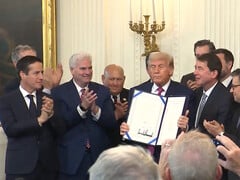 O presidente Trump sanciona a Lei GENIUS, permitindo controles adicionais sobre stablecoins e emissores. (Fonte da imagem: Casa Branca)