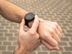 O smartwatch Forerunner 55 da Garmin (na foto) está recebendo uma nova atualização estável. (Fonte da imagem: Garmin)