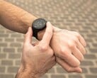 O smartwatch Forerunner 55 da Garmin (na foto) está recebendo uma nova atualização estável. (Fonte da imagem: Garmin)