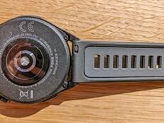 A pulseira de 22 milímetros pode ser trocada sem ferramentas.