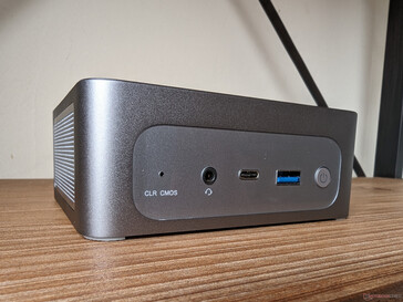 Frontal: CMS transparente, fone de ouvido de 3,5 mm, USB-C (somente dados), USB-A 3.2, botão liga/desliga