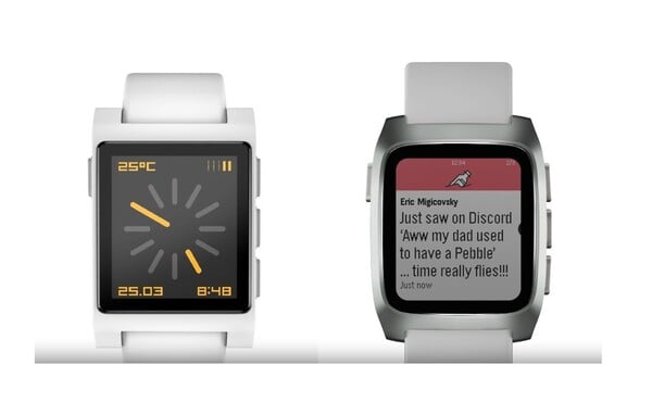 O Pebble Time 2* mostrando o design antigo (esquerda) e o novo design. (Fonte da imagem: Eric Migicovsky/Core Devices)
