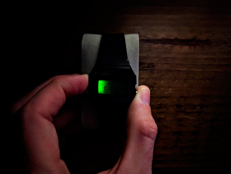 A luz de fundo do Casio F-91W mal ilumina o dígito das horas.