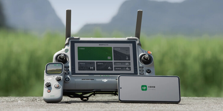 O DJI RC Mini AG ao lado do controle remoto RC Plus 2 AG. (Fonte da imagem: DJI)