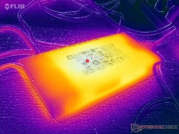 O adaptador CA atinge mais de 42 °C quando está sob carga
