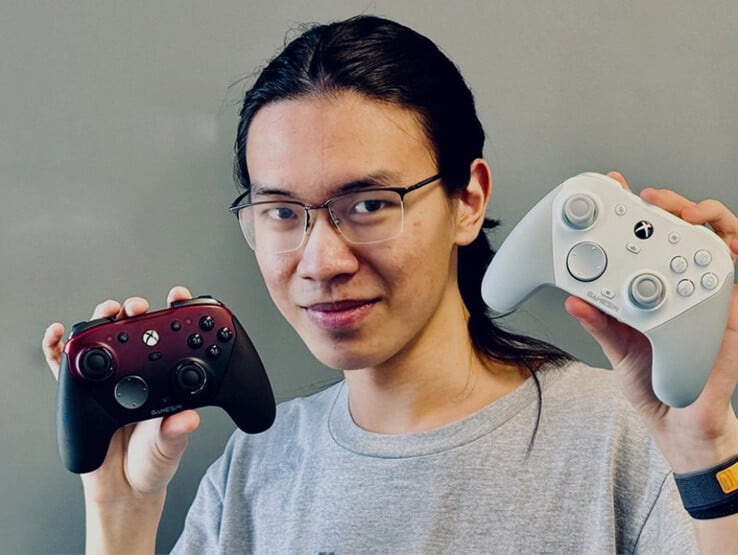 O CEO da GameSir segurando as duas cores de lançamento do GameSir G7 Pro. (Fonte da imagem: GameSir)