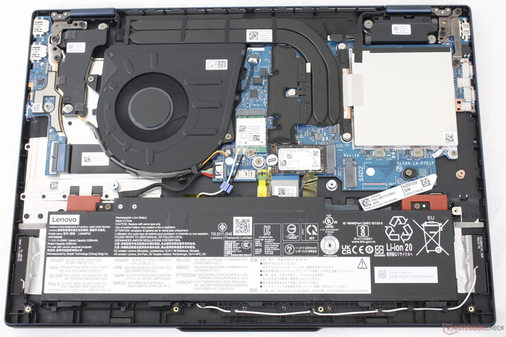 A manutenção é relativamente simples, com fácil acesso aos dois slots DDR5 SODIMM e aos dois slots SSD PCIe4 x4. Observe que um dos slots de SSD suporta apenas unidades 2242 mais curtas.