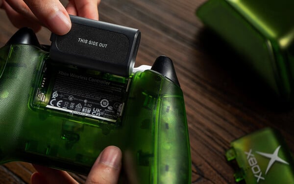 A base de recarga vem com uma bateria recarregável sem fio para o controle do Xbox.