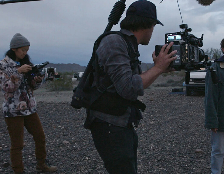 Chloé Zhao no set de Nomadland (Fonte da imagem: IndieWire)