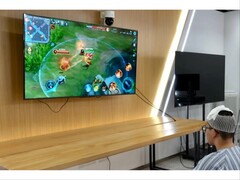 O paciente de 19 anos usando a BCI chinesa para jogar jogos complexos. (Fonte da imagem: IT Home)