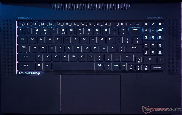 O teclado SteelSeries com interruptores Cherry MX oferece uma ótima experiência de digitação e jogos