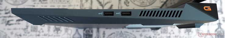 À direita: 2x USB-A 3.2 Gen 1