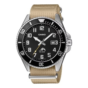 Relógio de mergulho Casio Duro MDV106C-9AV com mostrador preto, algarismos arábicos em destaque, luneta preta, caixa de aço inoxidável, pulseira de tecido bege e ponteiro dos segundos amarelo a condizer.