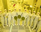 Wafers de chips semicondutores de 3 nm da Samsung mostrados por trabalhadores da fábrica (Fonte da imagem: Samsung)