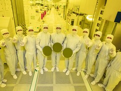 Wafers de chips semicondutores de 3 nm da Samsung mostrados por trabalhadores da fábrica (Fonte da imagem: Samsung)