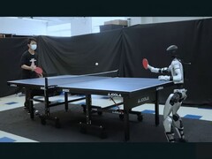 Um robô Unitree G1 equipado com HITTER jogando tênis de mesa (Fonte da imagem: Hybrid Robotics via YouTube; captura de tela editada)