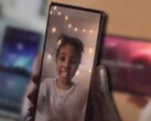 A Xperia 1 IV (Mark 4) pode vir com uma câmera de baixo visor na frente para possibilitar biselagens mais finas. (Fonte da imagem: Sony - editado)