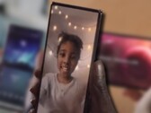 A Xperia 1 IV (Mark 4) pode vir com uma câmera de baixo visor na frente para possibilitar biselagens mais finas. (Fonte da imagem: Sony - editado)