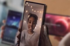 A Xperia 1 IV (Mark 4) pode vir com uma câmera de baixo visor na frente para possibilitar biselagens mais finas. (Fonte da imagem: Sony - editado)