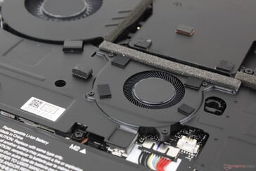 A terceira ventoinha deve ser removida para acessar os slots SODIMM ou SSD