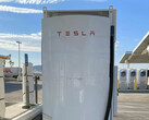 Pilha de Megacharger da Tesla (imagem: RodneyaKent/X)