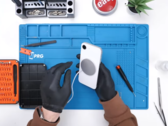 O 16e com uma atualização magnética. (Fonte da imagem: PhoneRepairGuru via YouTube)