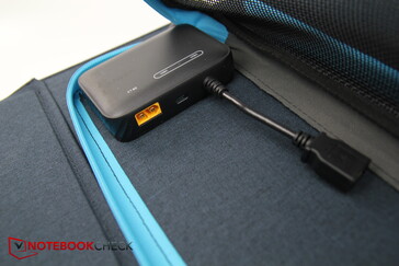 Bolsa pequena: conversor com USB-A, USB-C e conector solar