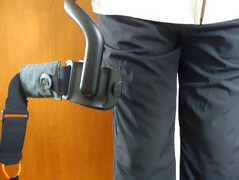 As tiras balançam sobre as coxas (Fonte da imagem: Notebookcheck)