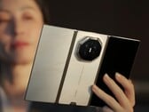 Além da cor principal, o roxo, o Huawei Mate XT2 também estará disponível nas combinações dourado/branco e dourado/preto.