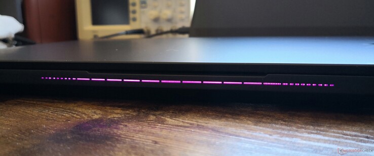 LED RGB customizável ao longo da borda frontal LED RGB customizável ao longo da borda frontal