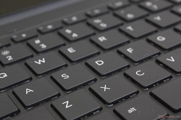 Feedback mais firme do teclado com viagens mais profundas do que no XPS 13 ou Razer Blade Stealth