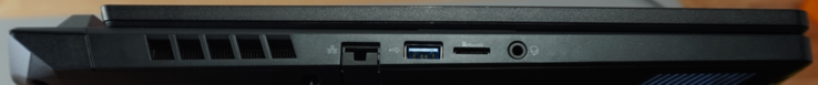 Portas à esquerda: lAN de 1 Gbit, USB-A (5 Gbit/s), slot microSD, fone de ouvido