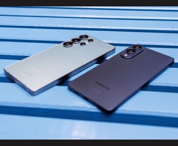 Samsung Galaxy S25 Ultra e Galaxy S25 Edge colocados lado a lado em uma bancada azul, destacando seus módulos de câmera e construções metálicas finas (Fonte da imagem: Notebookcheck)