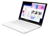 O Yoga Slim 7i Carbon está finalmente aqui, embora apenas em alguns mercados. (Fonte da imagem: Lenovo)